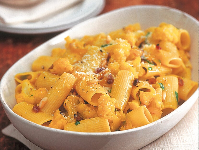 Pasta con i broccoli e l'uvetta