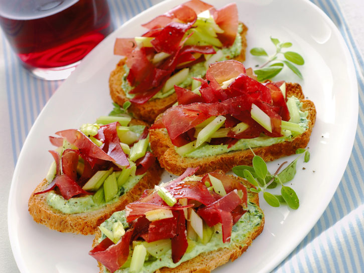 Bruschette con crema di sedano e bresaola