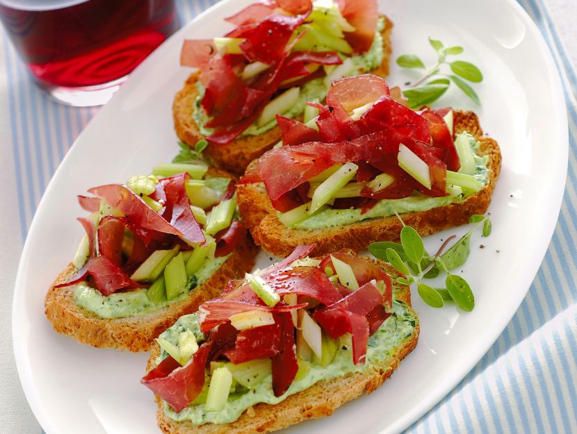 bruschette-con-crema-di-sedano-e-bresaola immagine