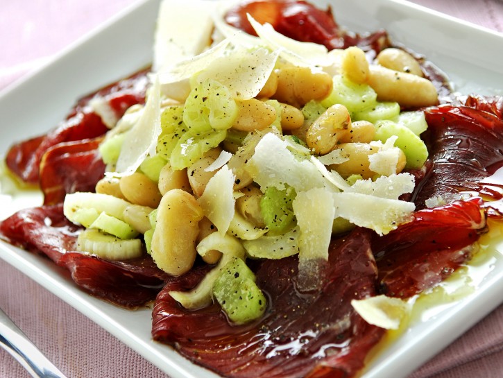 Carpaccio di carne salada con fagioli