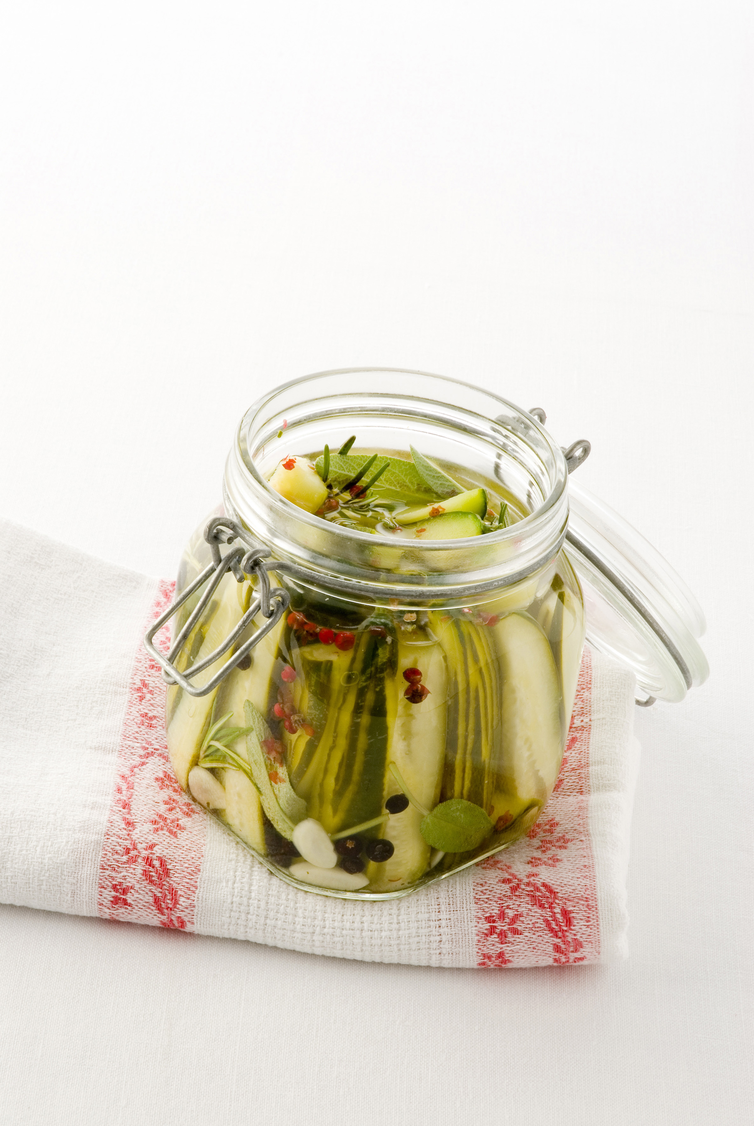Ricetta Cetrioli sott'aceto o sott'olio agli aromi Donna Moderna Ricetta Cetrioli sott'aceto o sott'olio agli aromi Donna Moderna