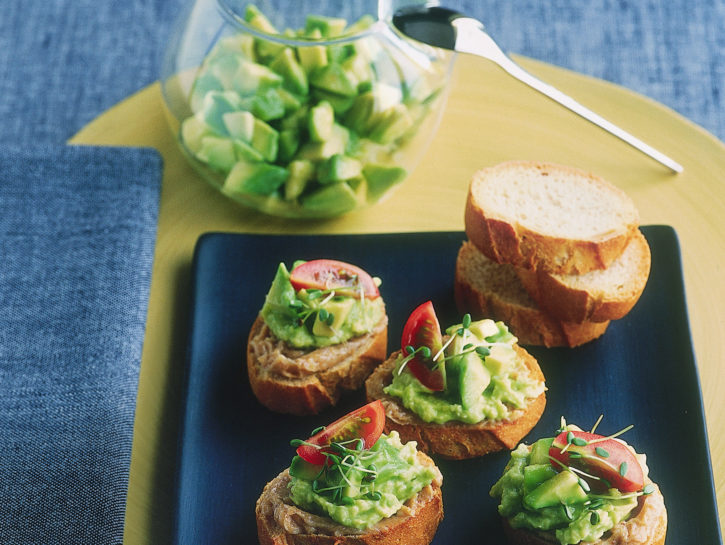 Crostini con bottarga e avocado