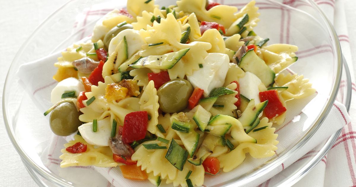Ricetta Insalata di pasta con verdure grigliate e mozzarella - Donna Moderna