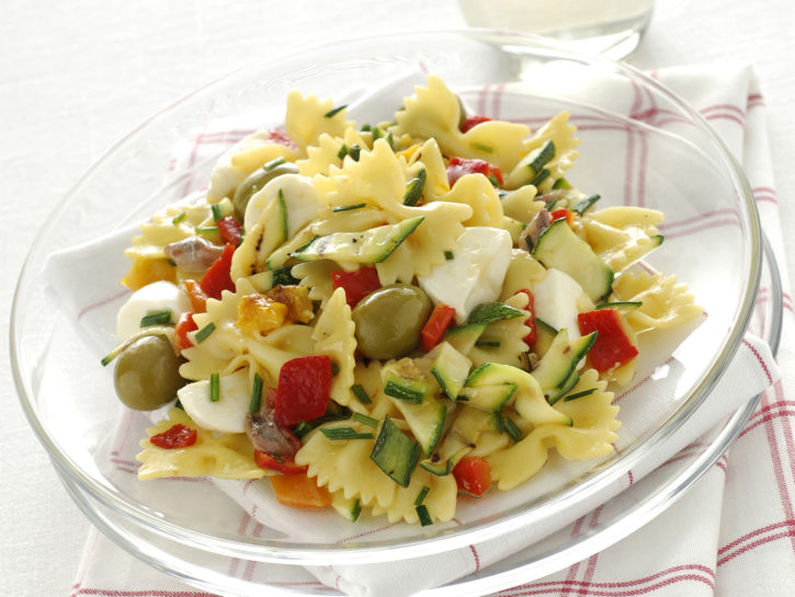 Insalata di pasta con verdure grigliate e mozzarella