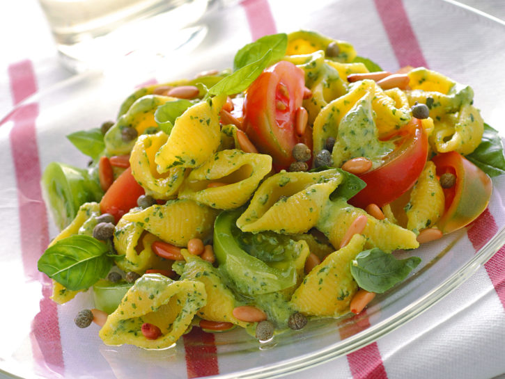 Pasta con pomodori e salsa al basilico