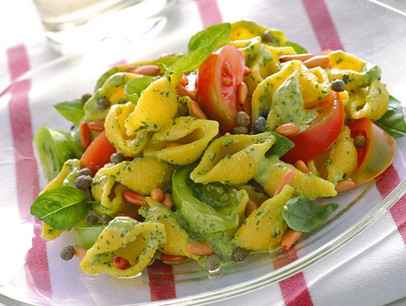 pasta-con-pomodori-e-salsa-al-basilico immagine