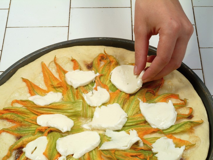 Ricetta Pizza bufala e fiori di zucca Donna Moderna
