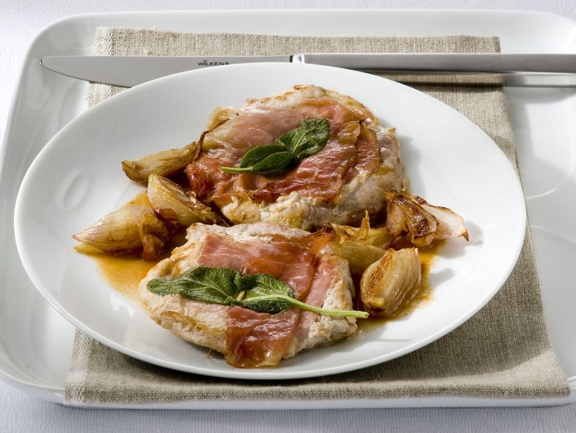 saltimbocca-di-maiale-allo-speck-con-scalogni