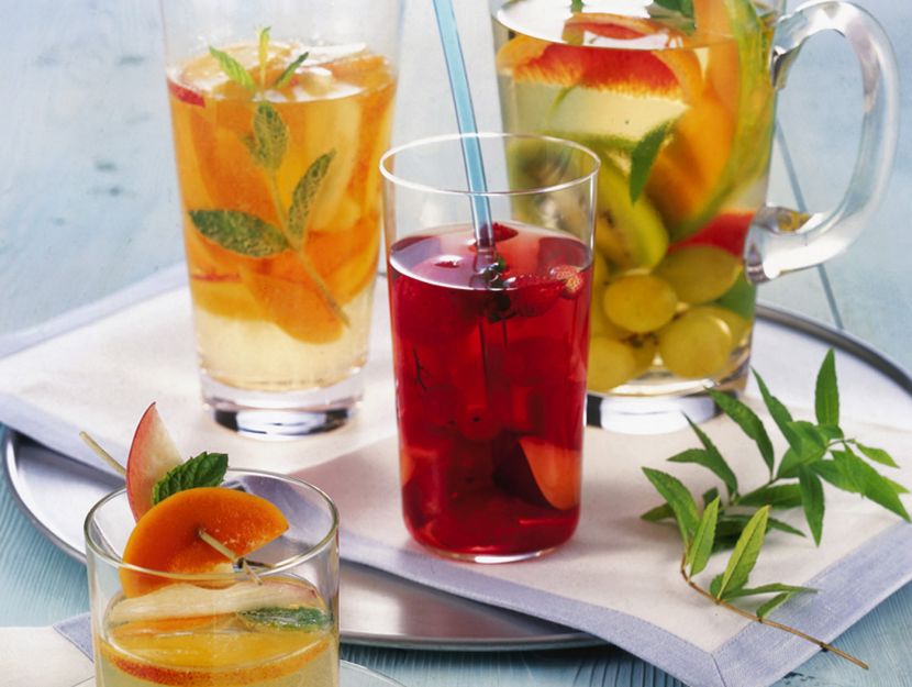 sangria-di-pesche-e-albicocche-alla-menta