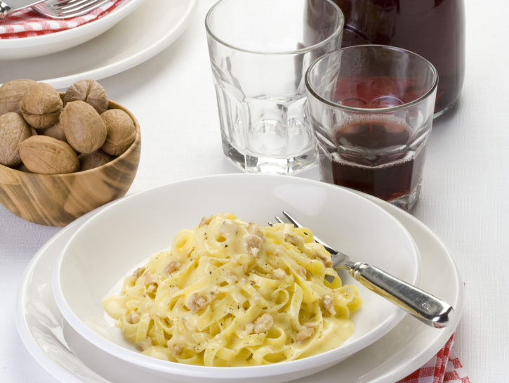 Tagliatelle con fonduta e noci