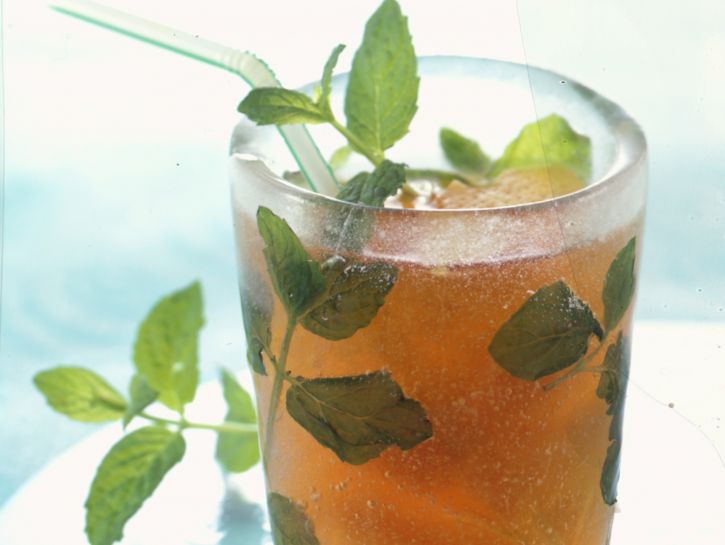 Té nero freddo alla menta