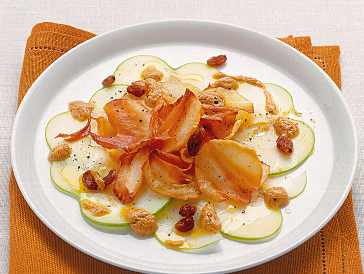 Carpaccio di mele e chips di sedano rapa al forno