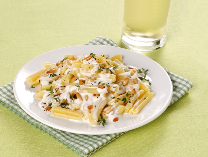 Caserecce con crema di caprino e pinoli