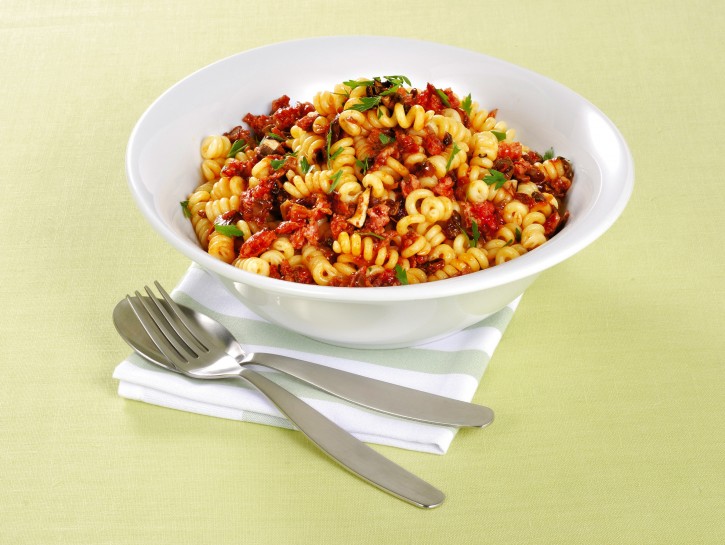 Fusilli con pasta di salame e funghi secchi
