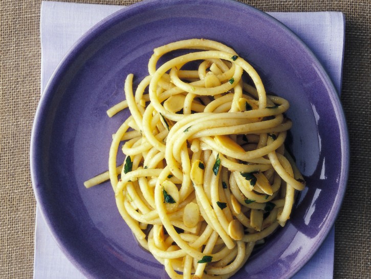 Bucatini alle mandorle e acciughe