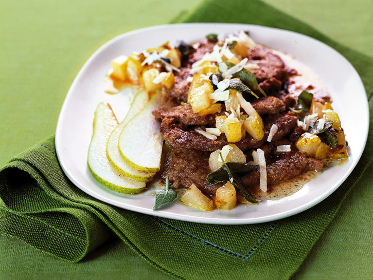 Scaloppine di manzo alle pere con scaglie di pecorino di fossa