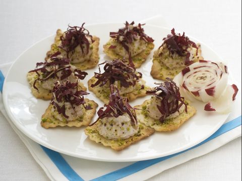 Sfogliatine al radicchio con mousse di prosciutto