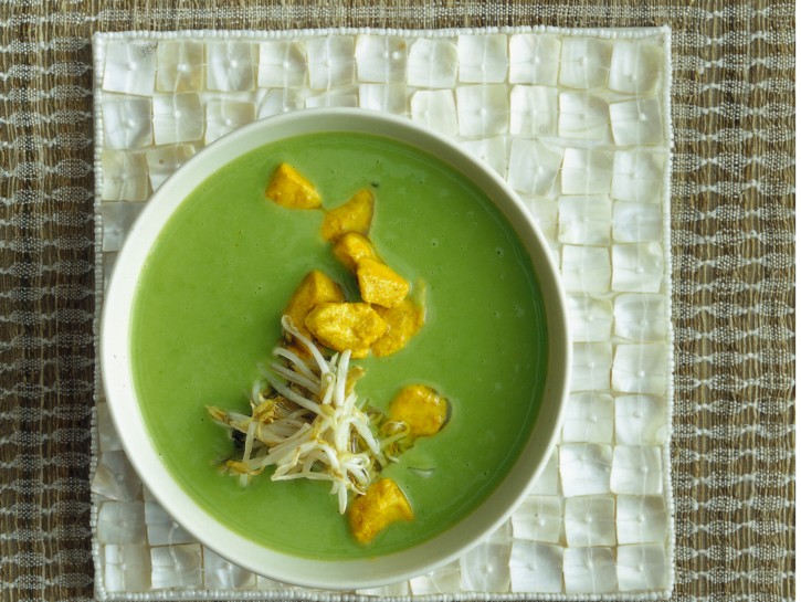 crema-di-fave-con-pollo-alla-curcuma-e-germogli immagine