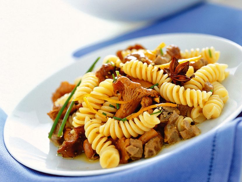 fusilli-con-sugo-danatra-allarancia-e-finferli ricetta
