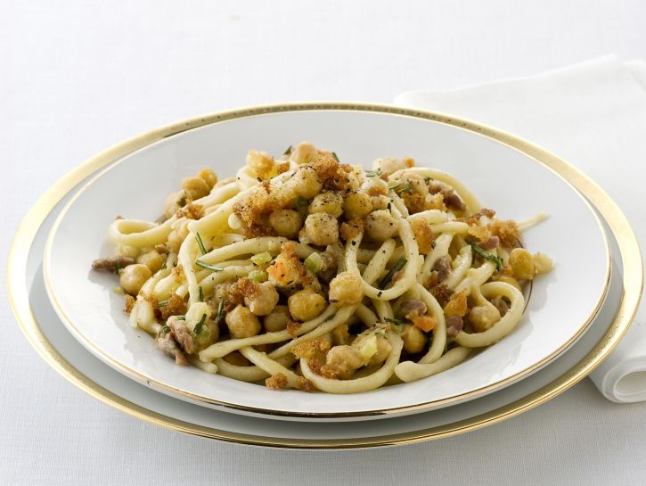 Pici con ceci e briciole croccanti