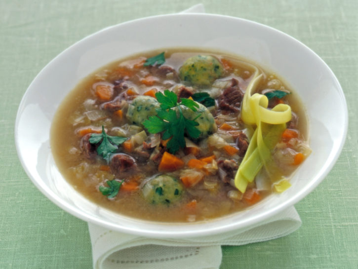 Zuppa di carne con polpettine di pane