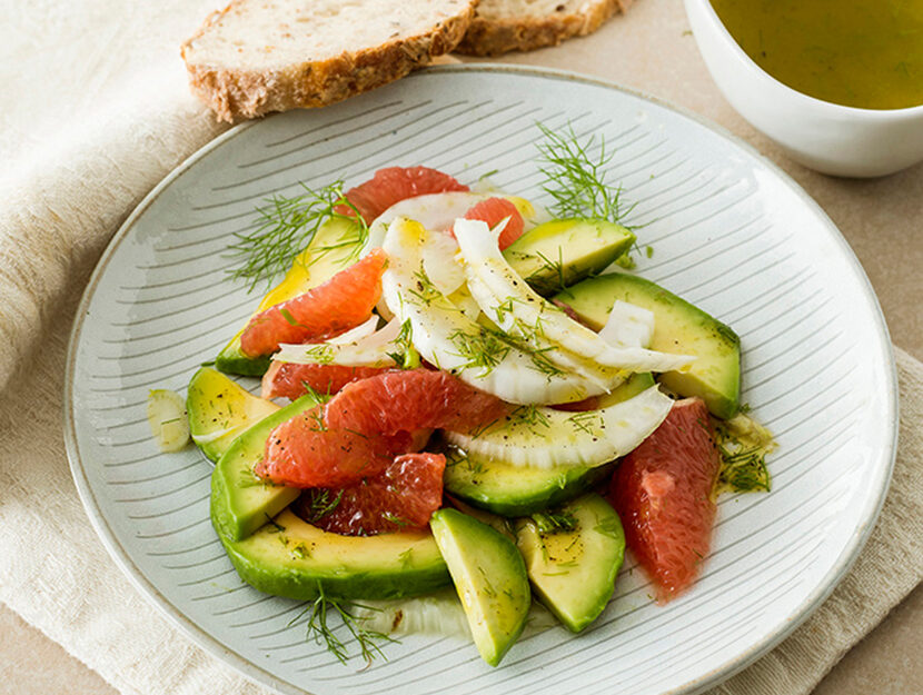 Insalata di avocado e pompelmo rosa