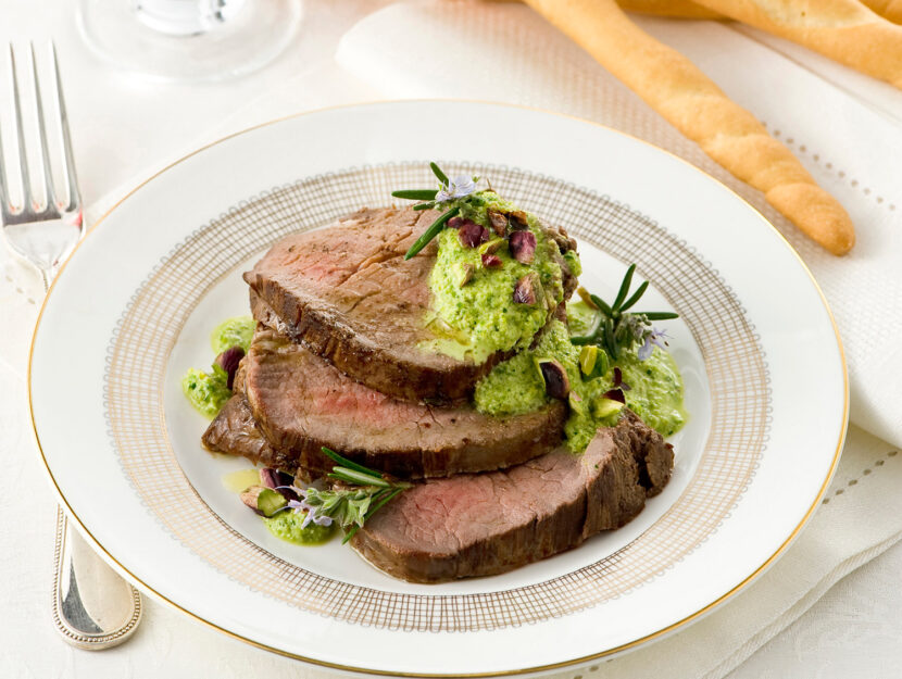 Manzo con pesto di pistacchi e menta e purè di patate al caprino