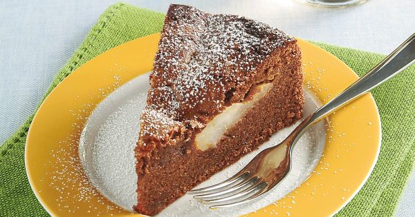 Ricetta Torta di amaretti e cioccolato con pere - Donna Moderna