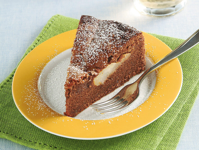 Torta di amaretti e cioccolato con pere