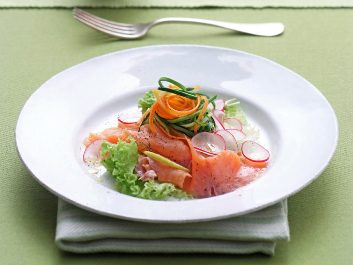 Carpaccio di salmone affumicato alle verdure con salsa verde
