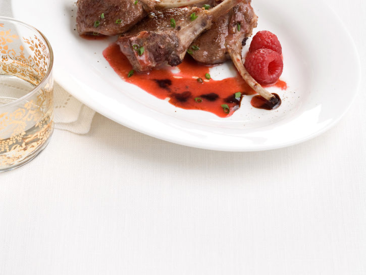 Costolette di agnello con salsa di lamponi e balsamico