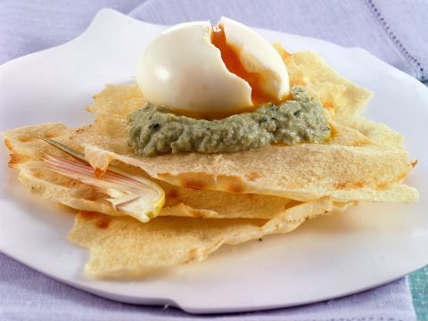 Crema di carciofi con uovo barzotto