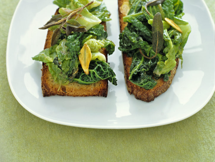 Crostoni con verza e bitto al burro e salvia