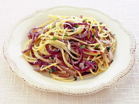 Spaghetti alla cipolla rossa e acciughe sotto sale