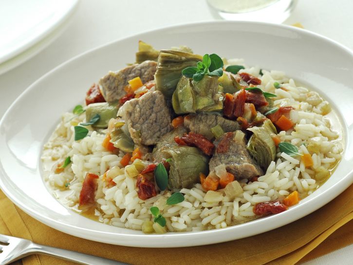 vitello-e-carciofi-con-riso-pilaf immagine