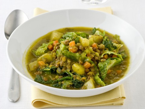 Zuppa di verza con lenticchie rosse