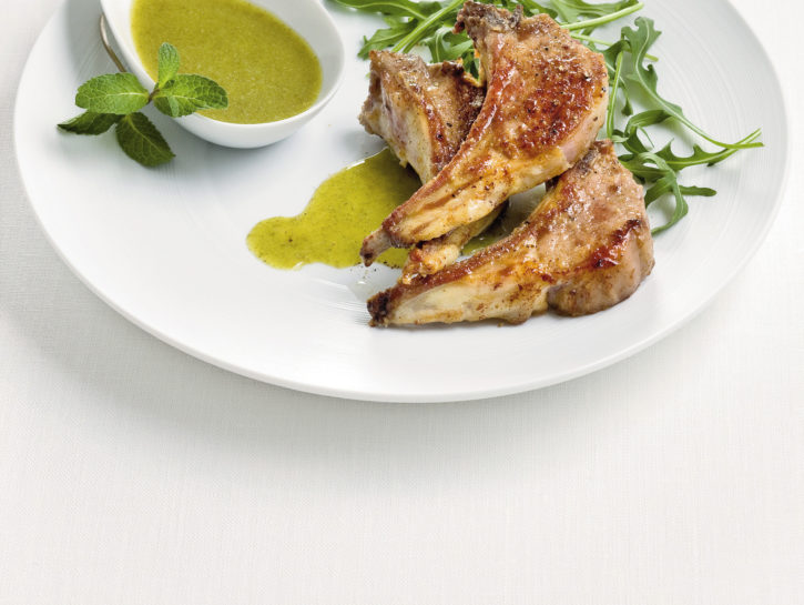 Costolette di agnello saltate all'aglio