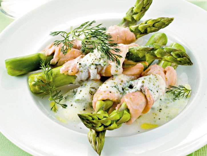 Involtini di salmone agli asparagi