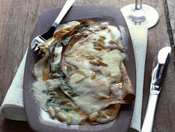 Crespelle di castagne alla crescenza con il pesto