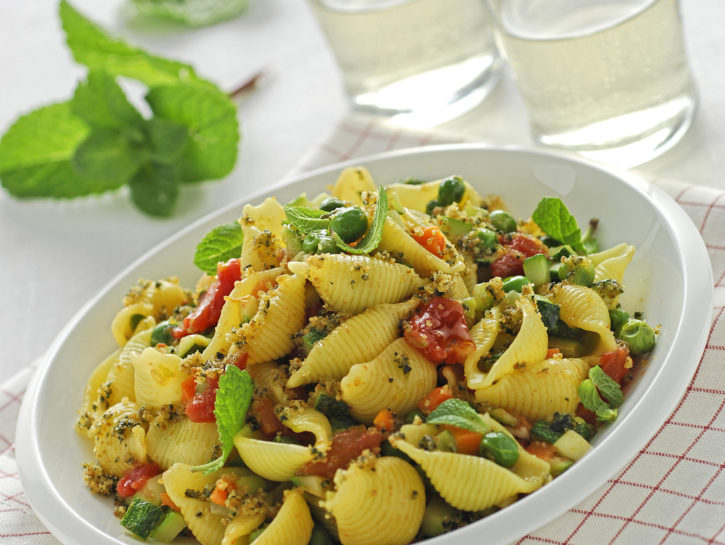 Pasta con sugo di verdure e pangrattato