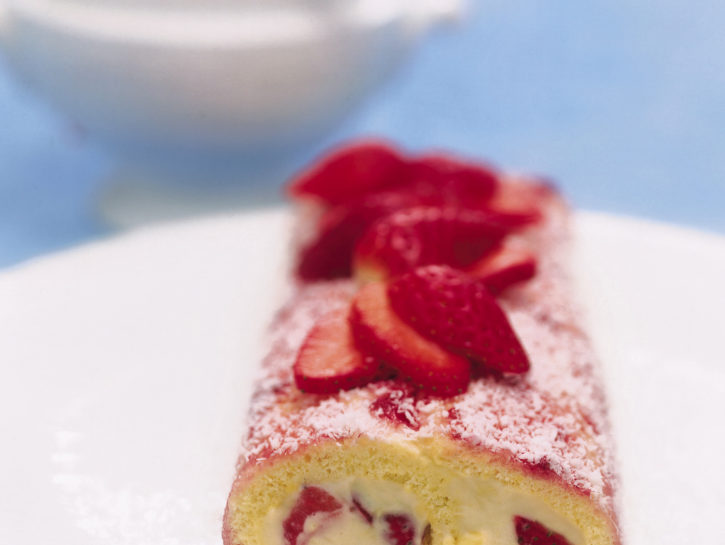 Rotolo di pasta biscotto con le fragole