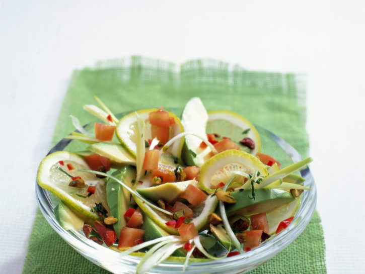 Insalata di avocado, pomodori e cipollotti
