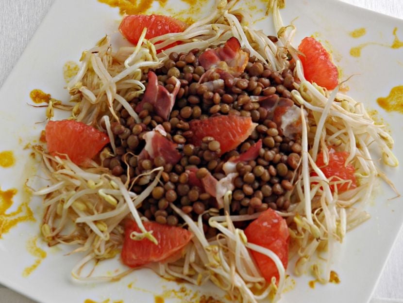insalata-di-lenticchie-germogli-di-soia-bacon-e-pompelmo-rosa