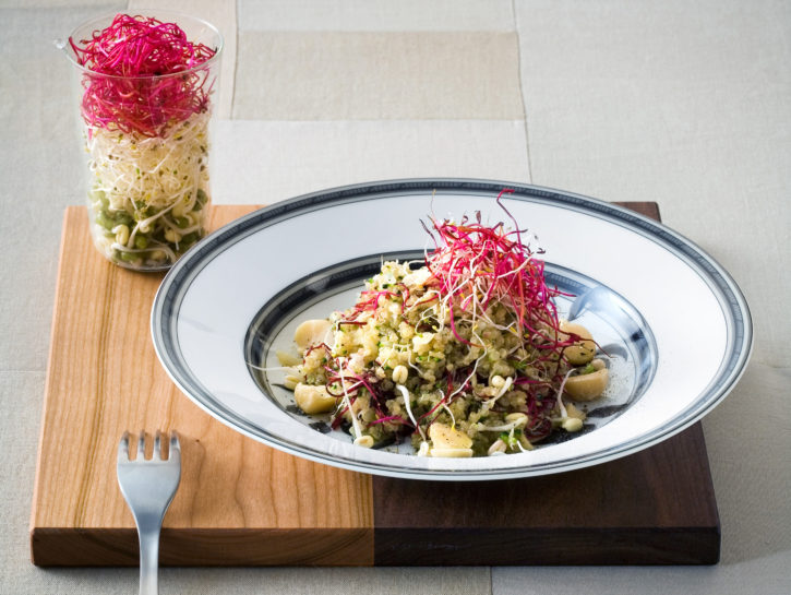 Quinoa con broccoli, zenzero e germogli