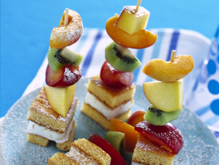 spiedini-di-frutta-e-pan-di-spagna