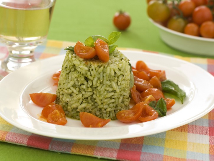 Timballini di riso al pesto e pomodorini