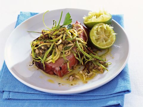 Tranci di tonno con julienne di zucchine e capperi