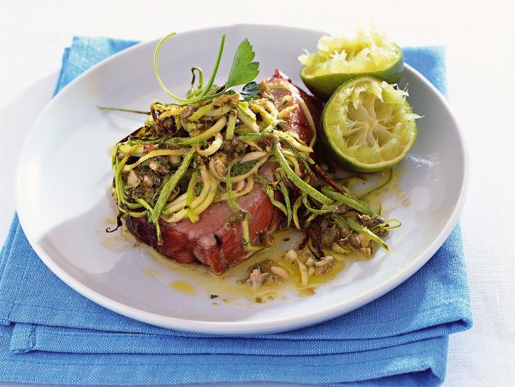 tranci-di-tonno-con-julienne-di-zucchine-e-capperi ricetta