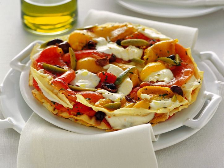 Sfogliata con peperoni, bufala e olive