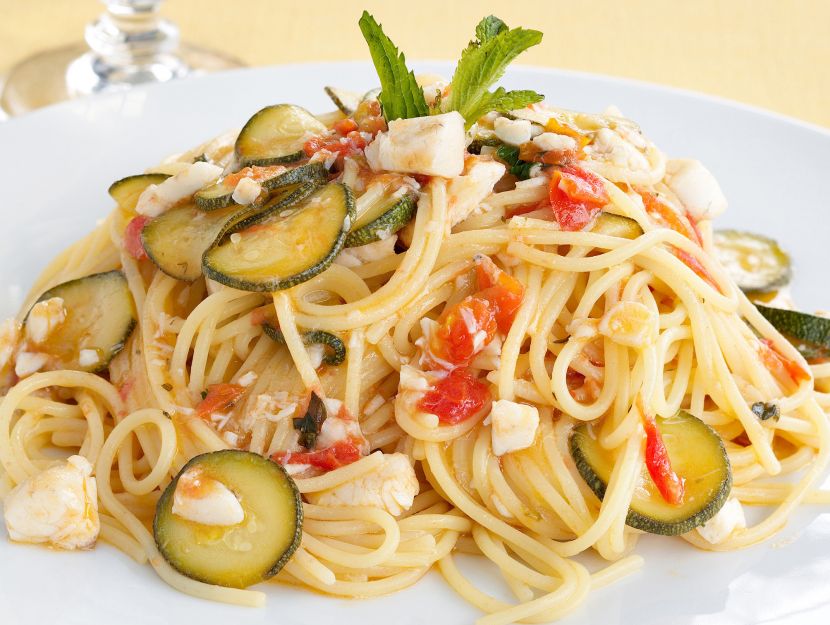 spaghetti-con-branzino-e-zucchine immagine